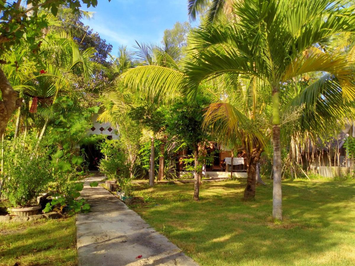 Tunai Cottages Gili Meno Exterior photo